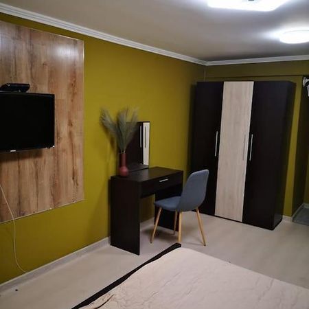 Студиото Е Партер От Жилищна Сграда. Топ Център. Apartment Varna Luaran gambar