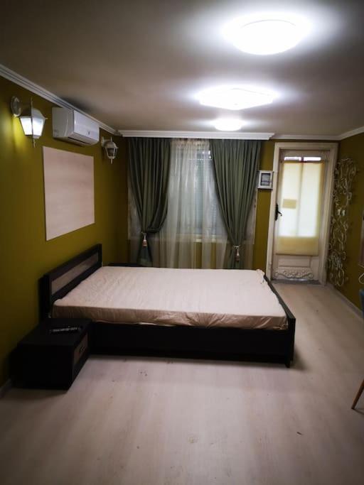 Студиото Е Партер От Жилищна Сграда. Топ Център. Apartment Varna Luaran gambar