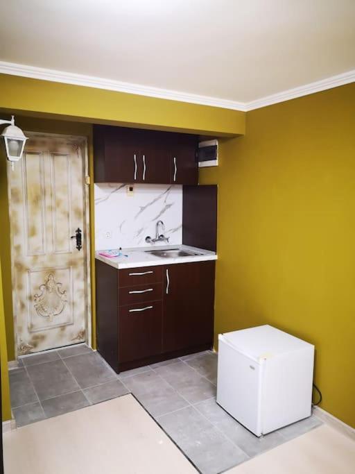 Студиото Е Партер От Жилищна Сграда. Топ Център. Apartment Varna Luaran gambar