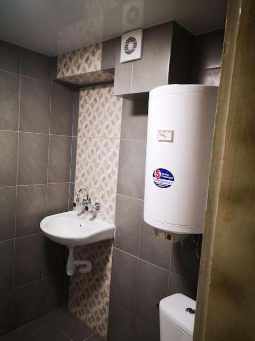 Студиото Е Партер От Жилищна Сграда. Топ Център. Apartment Varna Luaran gambar