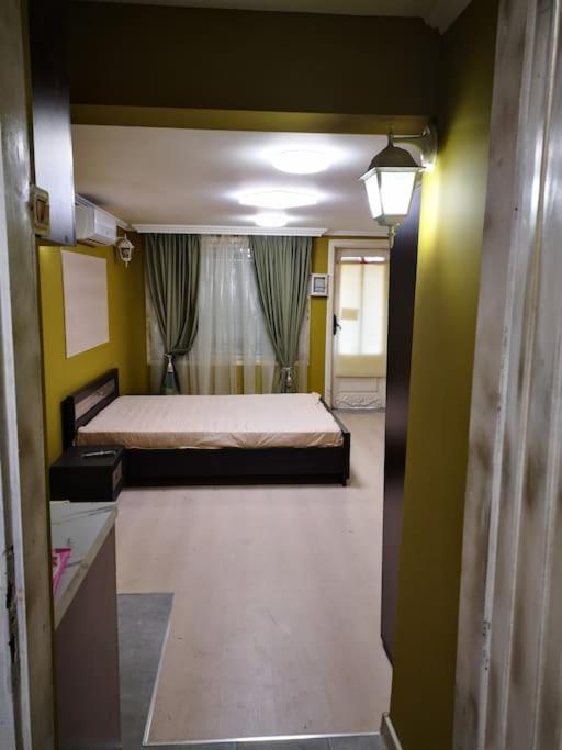 Студиото Е Партер От Жилищна Сграда. Топ Център. Apartment Varna Luaran gambar