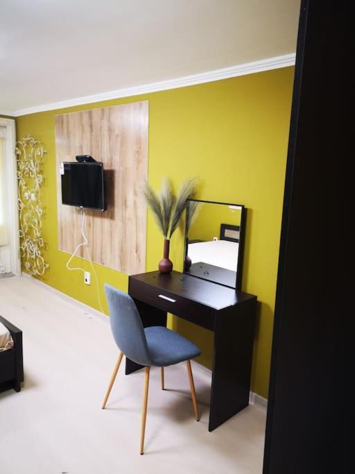 Студиото Е Партер От Жилищна Сграда. Топ Център. Apartment Varna Luaran gambar